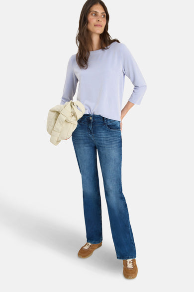 T-shirt à manches longues bleu by CECIL, porté avec un jean et des baskets marron.