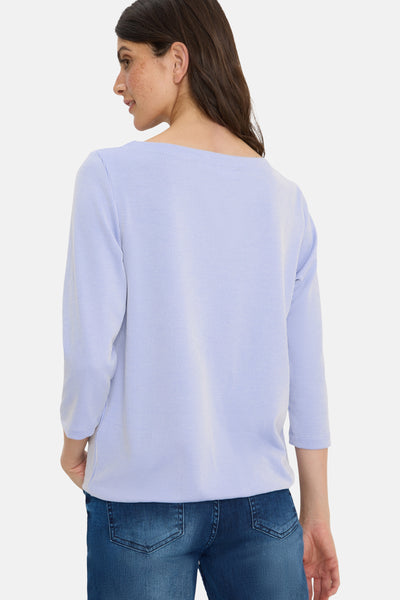 T-shirt bleu à manches longues de CECIL, à fines rayures verticales, porté avec un jean taille basse.