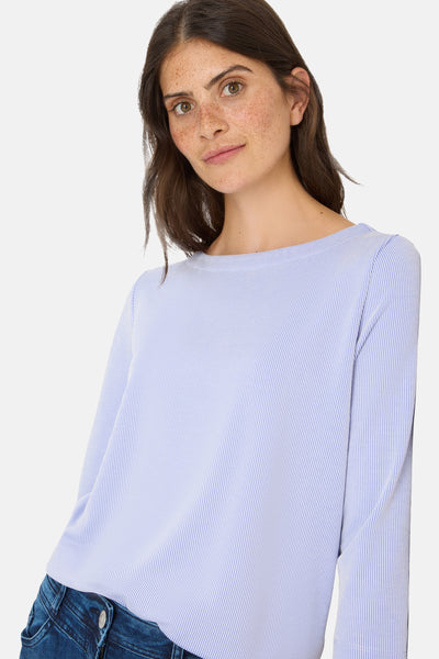 Blauwe T-shirt met lange mouwen van CECIL, met verticale strepen, gedragen met een donkere spijkerbroek.