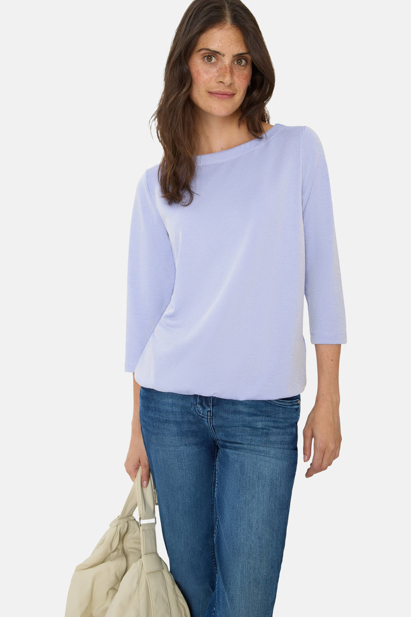 T-shirt à manches longues bleu de CECIL, à rayures fines, porté avec un jean et un sac beige.
