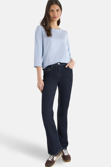 T-shirt à manches longues bleu de CECIL, porté avec un pantalon en jean et des baskets.