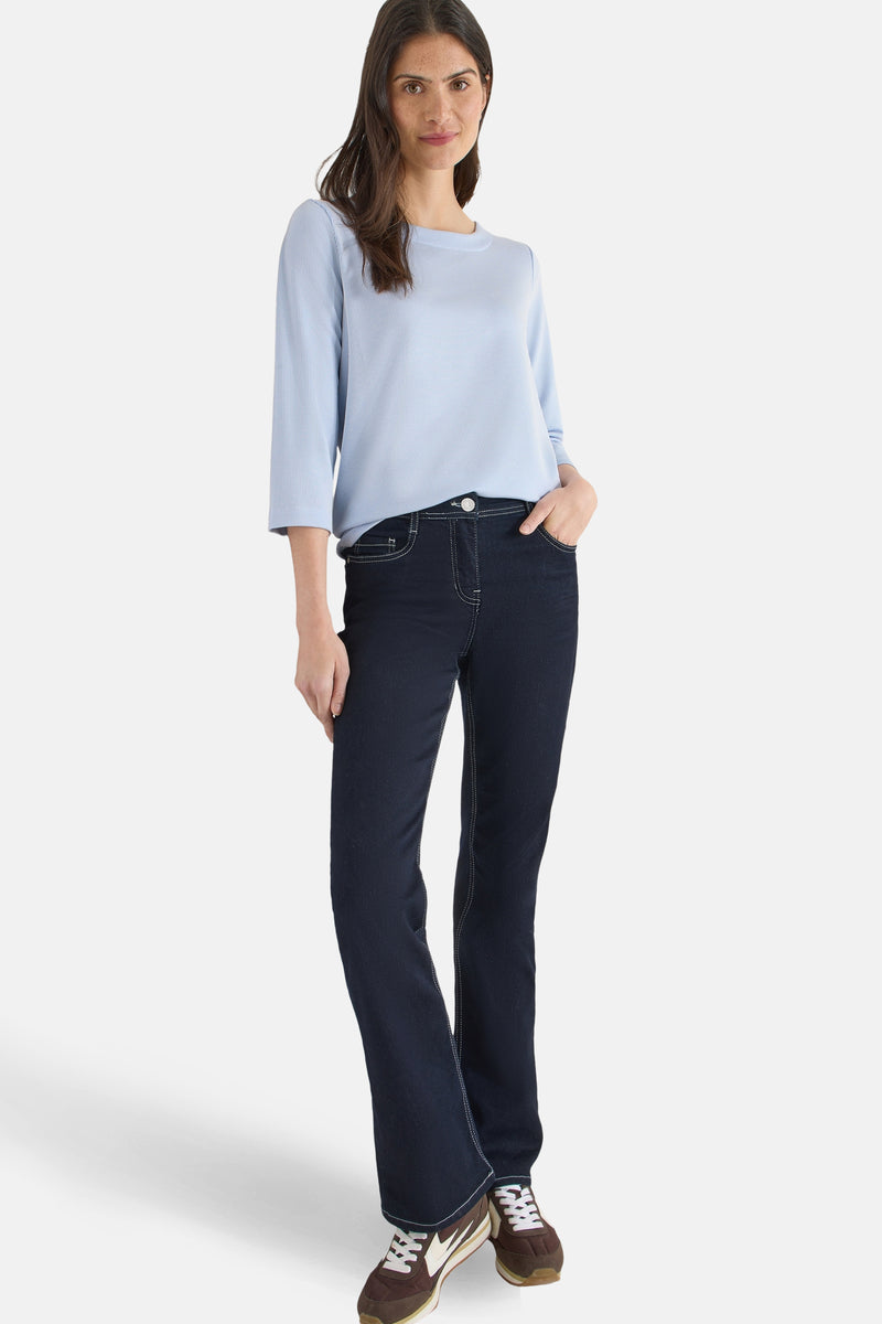 T-shirt à manches longues bleu de CECIL, porté avec un pantalon en jean et des baskets.