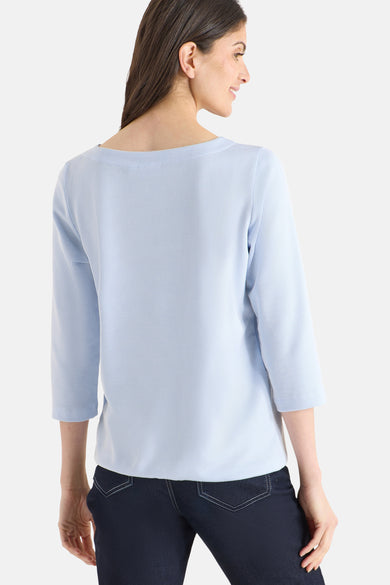 T-shirt à manches longues bleu de CECIL, à fines rayures verticales, porté avec un jean foncé, vue de dos.
