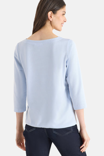 T-shirt à manches longues bleu de CECIL, à fines rayures verticales, porté avec un jean foncé, vue de dos.

