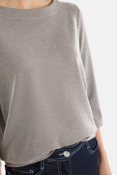 Bruin T-shirt met lange mouwen van CECIL, verticaal gestreept met een boothals en een rechte zoom, gedragen met een donkerblauwe jeans.