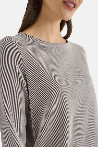 Bruin T-shirt met lange mouwen van CECIL, met witte verticale strepen, losse pasvorm, detail van een lachende vrouw.