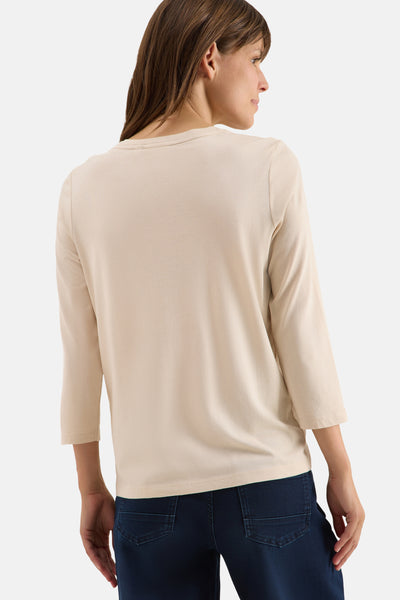Beige T-shirt met lange mouwen van CECIL, gedragen met een donkerblauwe jeans, achtergezicht.