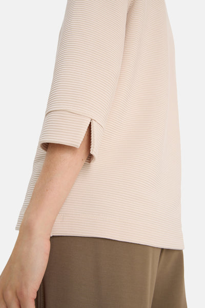Beige T-shirt met lange mouwen van CECIL, geribbelde textuur met split aan de mouw, gedragen met een bruine broek.