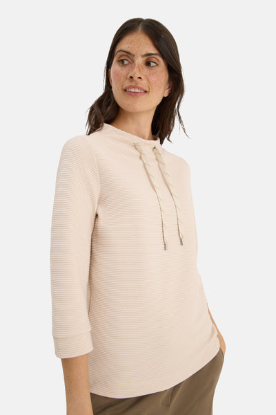 Beige T-shirt met lange mouwen van CECIL, getextureerd met trekkoord, gedragen met een bruine broek.