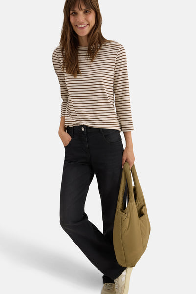 Multikleurig T-shirt met lange mouwen van CECIL, beige en bruin gestreept, gedragen met een zwarte broek en een kaki tas.