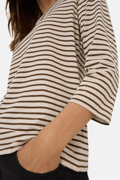 Multikleurig T-shirt met lange mouwen van CECIL, met bruine en beige strepen, gedragen met een zwarte broek.