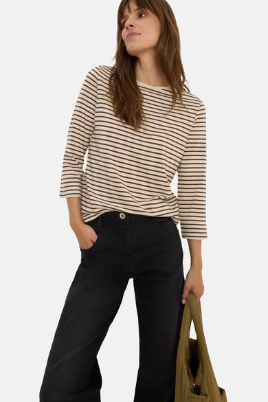Gestreepte T-shirt met lange mouwen in meerdere kleuren van CECIL, gedragen met een zwarte broek en een kaki tas.