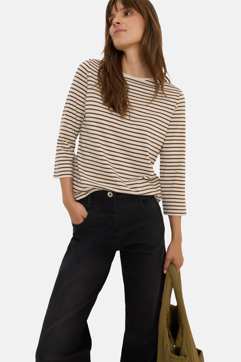 Gestreepte T-shirt met lange mouwen in meerdere kleuren van CECIL, gedragen met een zwarte broek en een kaki tas.