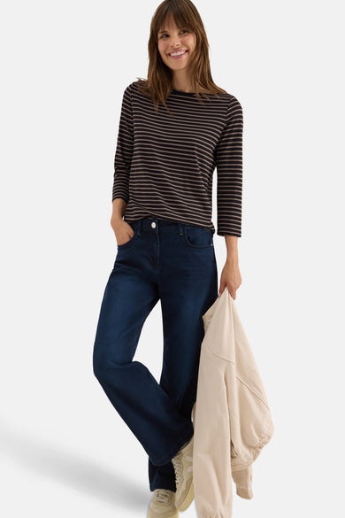 Multikleurig T-shirt met lange mouwen van CECIL, met horizontale strepen, gedragen met een donkerblauwe jeans en een beige jas.