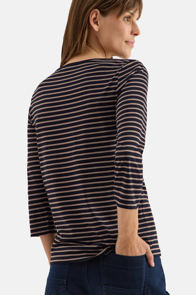 Multikleurig T-shirt met lange mouwen van CECIL, horizontale strepen, gedragen met een blauwe jeans.