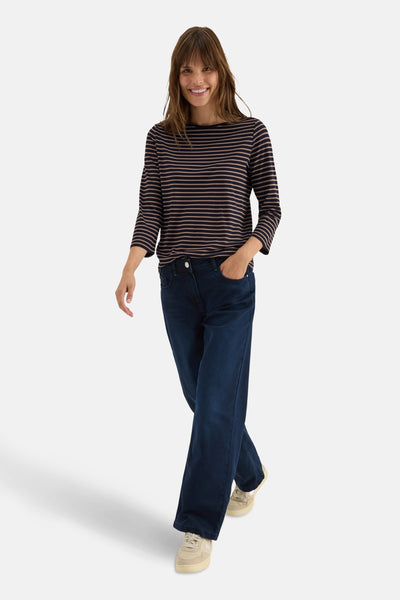 Multikleurig T-shirt met lange mouwen van CECIL, met horizontale strepen, gedragen met een wijde blauwe jeans.