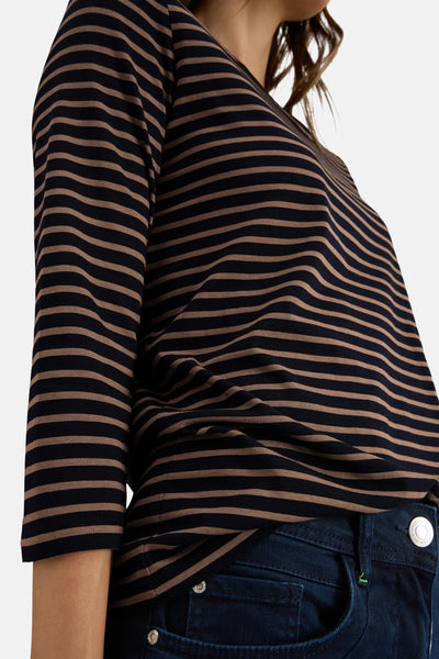 Gestreept T-shirt met lange mouwen van CECIL, gedragen met een donkerblauwe jeans.