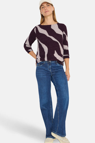 Multikleurige rondehals trui van CECIL, met golvend zebraprint en gedragen met een blauwe jeans.