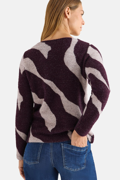 Multigekleurde trui met ronde hals van CECIL, met abstracte strepen, gedragen met een blauwe jeans.