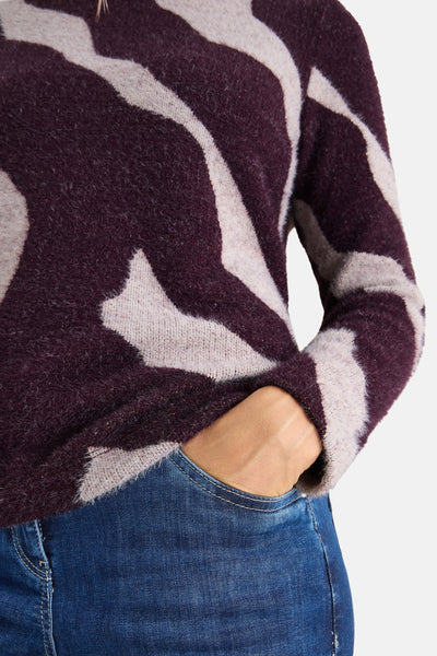 Multikleurige ronde hals trui van CECIL, met een abstract patroon in zachte brei, gedragen met een blauwe jeans.