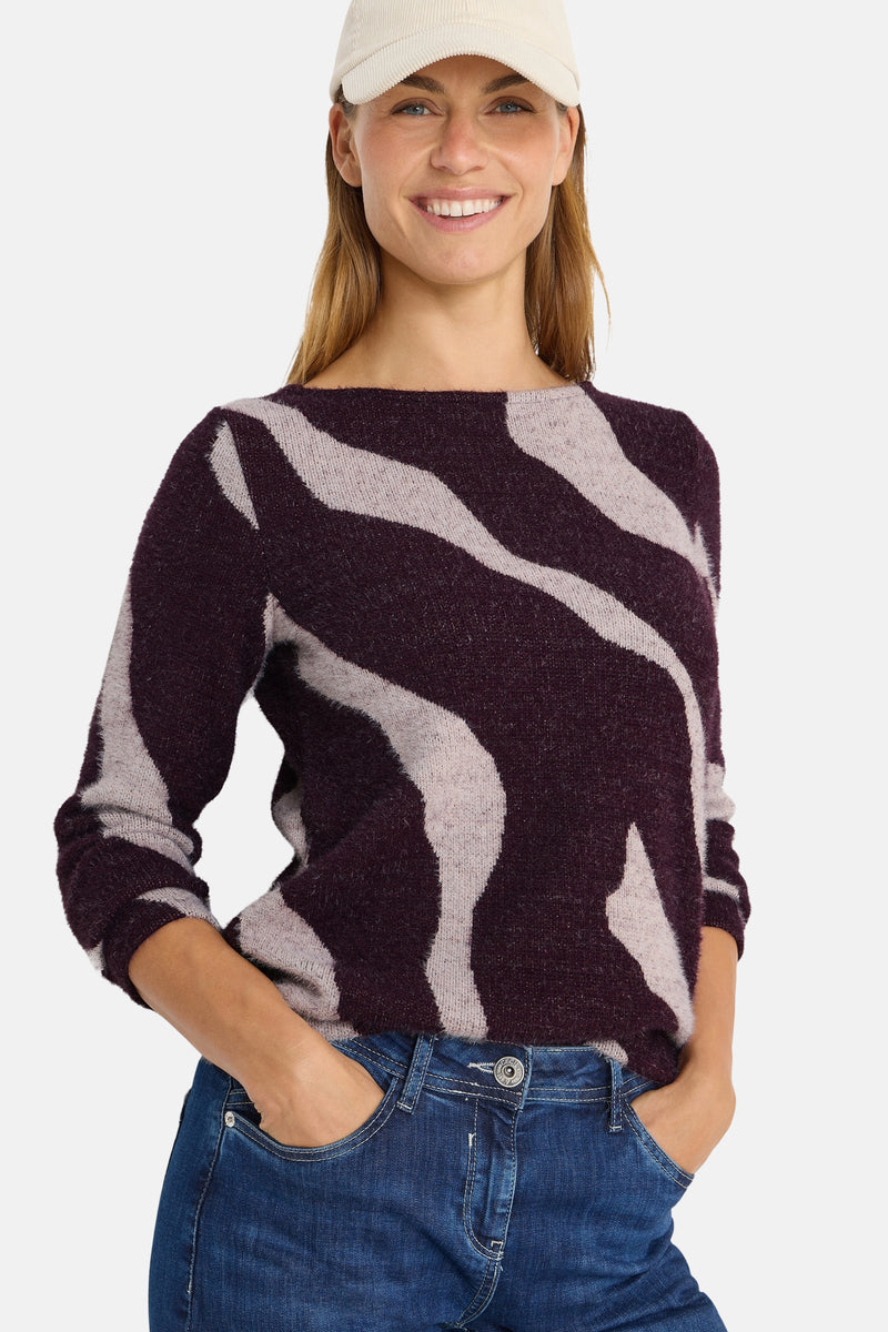 Multikleurige rondehals trui van CECIL, met zebraprint en gedragen met een blauwe spijkerbroek en een pet.