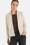 Ecru vest van CECIL, gedragen met een bruin T-shirt en een casual zwarte jeans en witte sneakers.