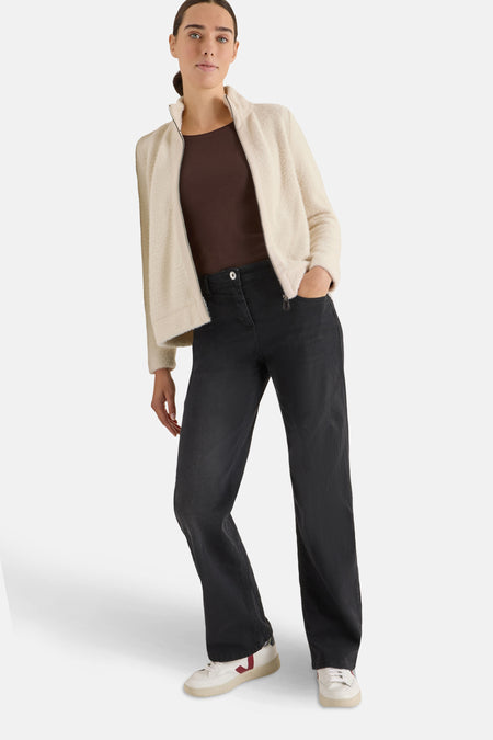 Cardigan écru de CECIL, porté avec un T-shirt marron et un jean noir décontracté et des baskets blanches.