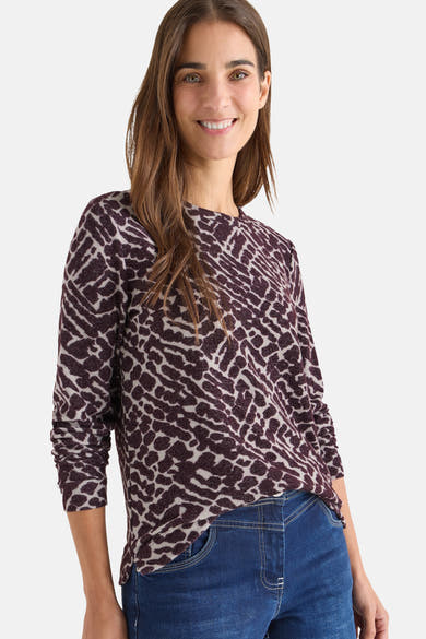 Multikleurig T-shirt met lange mouwen van CECIL, met gestileerd dierenprint, gedragen met een blauwe jeans.
