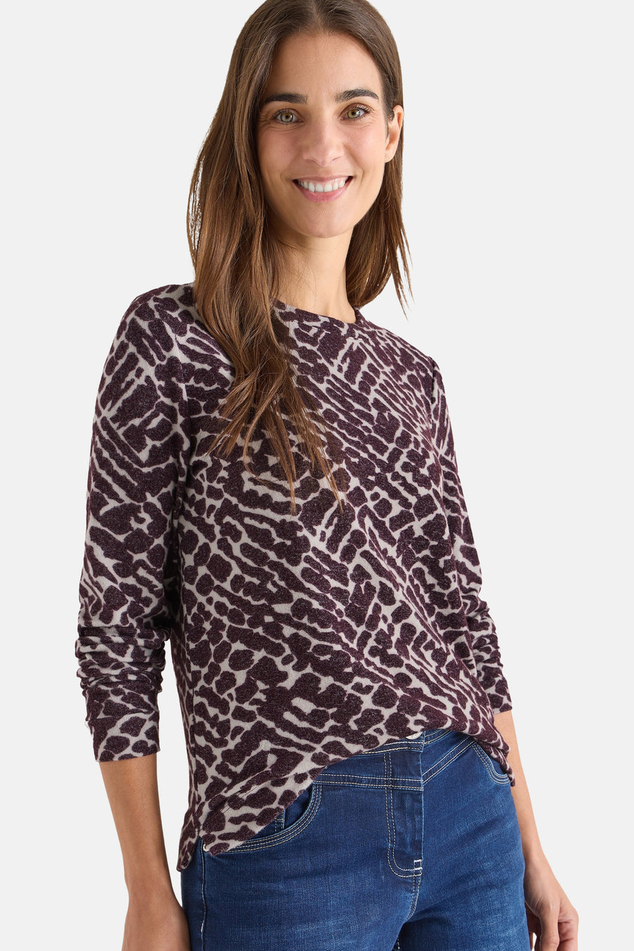 Multikleurig T-shirt met lange mouwen van CECIL, met gestileerd dierenprint, gedragen met een blauwe jeans.