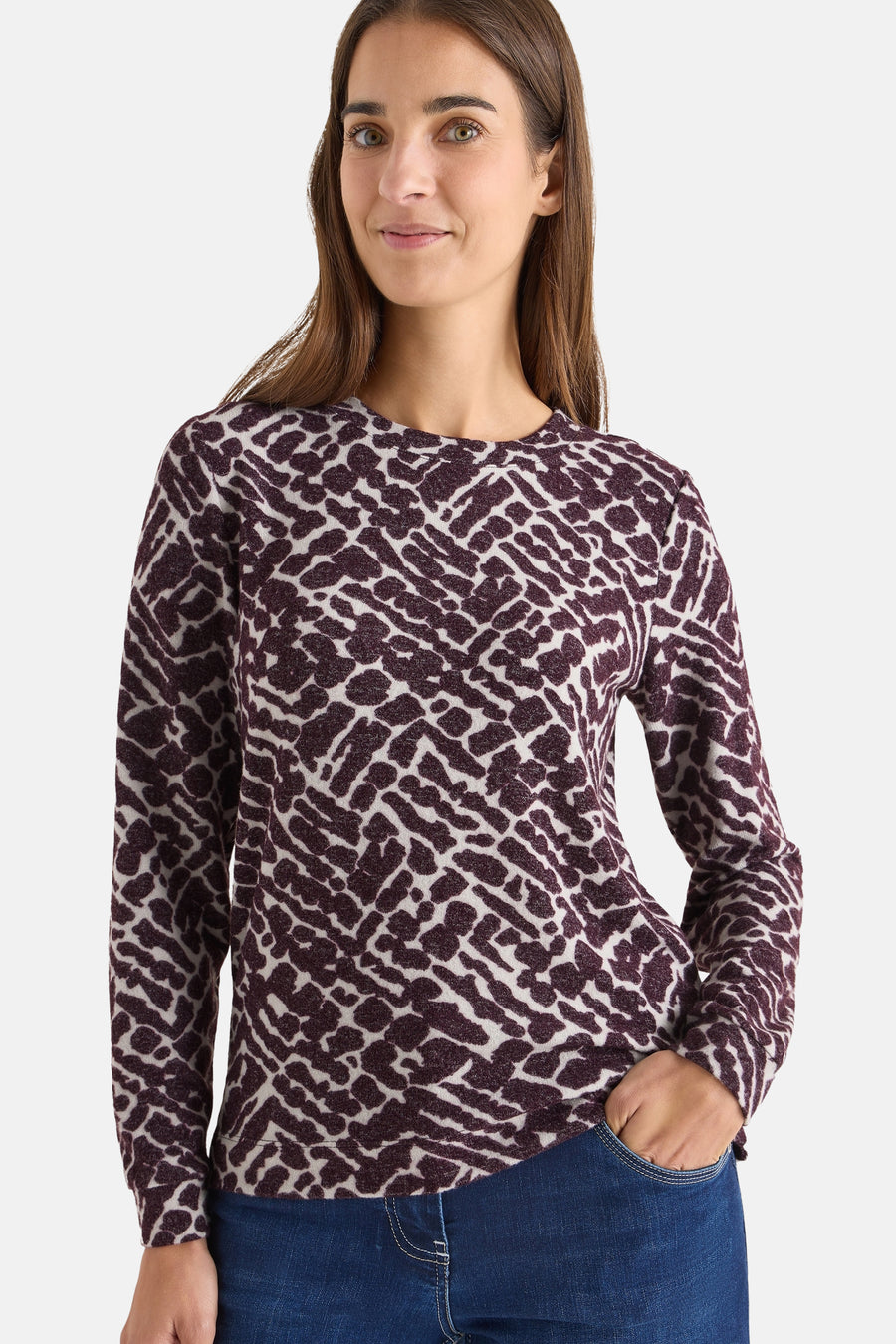 Multikleurig T-shirt met lange mouwen van CECIL, met een abstract patroon en gedragen met een blauwe jeans.