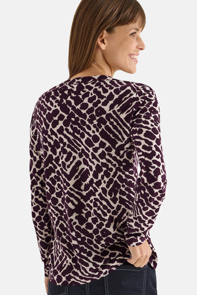 Lila T-shirt met lange mouwen van CECIL met abstract patroon, gedragen met een donkerblauwe jeans, achtergezicht.