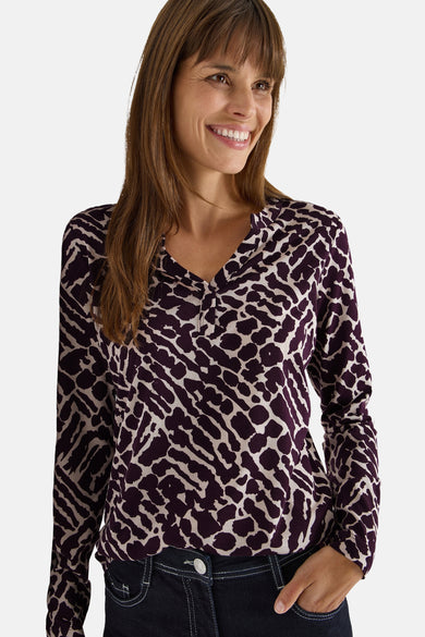 Lila T-shirt met lange mouwen van CECIL, bedrukt met dierenprint, gedragen met een blauwe jeans.