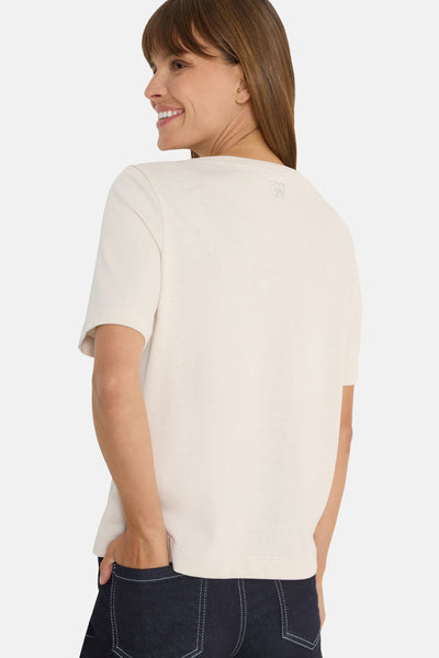 T-shirt écru à manches courtes de Cecil, porté avec un jean, vue de dos.
