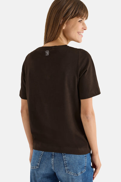 Bruin T-shirt met korte mouwen van CECIL, met een kleine print op de nek, gedragen met een blauwe spijkerbroek.