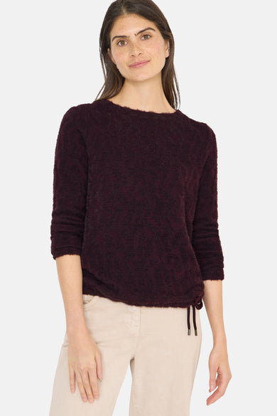 Bordeaux hemdje CECIL, gedragen met een beige broek en een bruine tas.