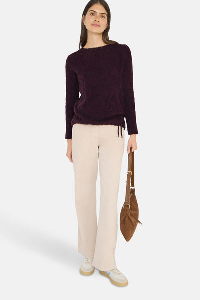 Débardeur bordeaux CECIL, porté avec un pantalon beige et un sac marron.