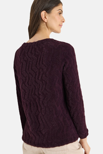 Bordeaux hemdje van CECIL, met zachte textuur en golvend breiselpatroon, gedragen met een beige broek.