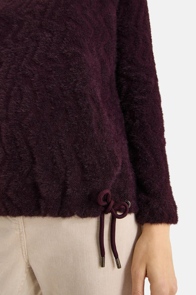 Débardeur bordeaux du CECIL, coupe décontractée en maille duveteuse avec cordon de serrage décoratif et pantalon beige.
