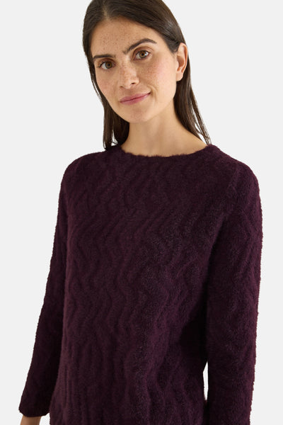 Débardeur bordeaux de CECIL, en tricot texturé, porté par une femme aux cheveux bruns et aux taches de rousseur.