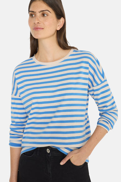 T-shirt à manches longues bleu CECIL à rayures horizontales, porté avec un jean noir.
