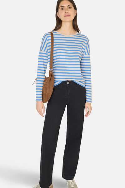 T-shirt à manches longues bleu à rayures de CECIL, porté avec un jean noir et un sac bandoulière marron.