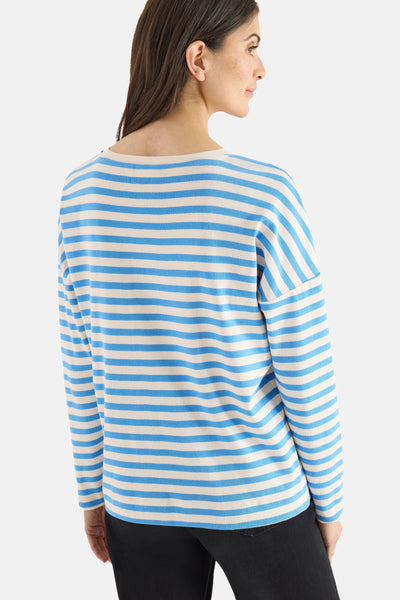 T-shirt à manches longues bleu de CECIL, rayures horizontales blanches et bleues, porté avec un pantalon noir.
