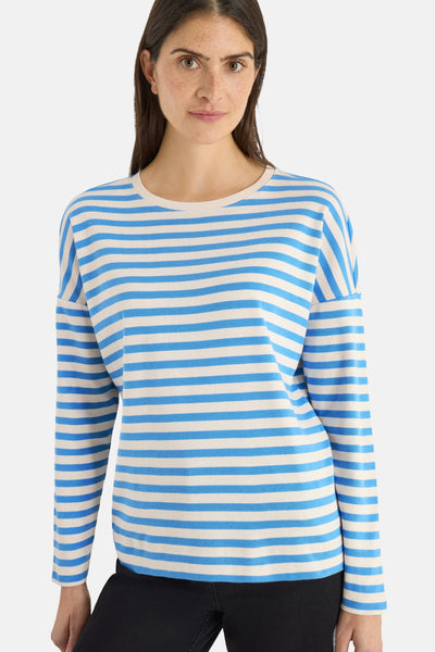 T-shirt à manches longues bleu rayé de CECIL, porté avec un pantalon noir.