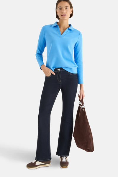 T-shirt bleu par CECIL porté avec un jean foncé et des chaussures de sport marron.