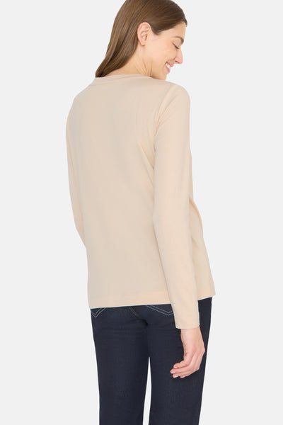 Beige blouse met lange mouwen van CECIL, van achteren gezien, gedragen met een donkerblauwe jeans.