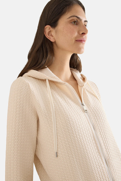 Gilet beige par CECIL, en maille gaufrée texturée avec capuche et fermeture éclair apparente.