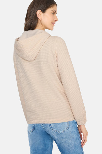 Beige vest van CECIL met capuchon, wafelstructuur en gedragen over een blauwe jeans.