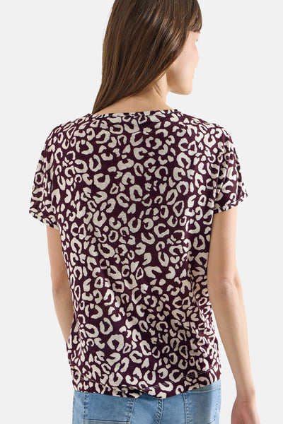 Multikleurig T-shirt met korte mouwen van CECIL, bordeauxrode en crèmekleurige luipaardprint, van achteren gedragen met een blauwe spijkerbroek.