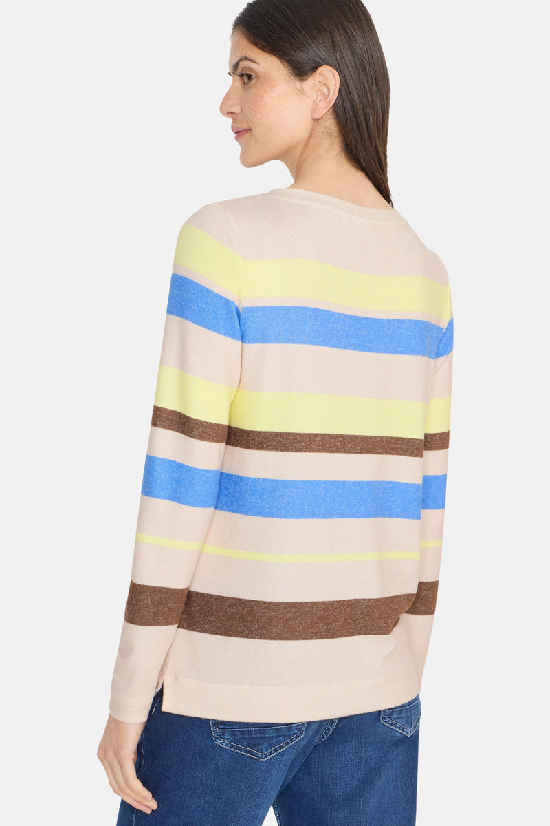 Multikleuren rondehals trui van CECIL, met horizontale strepen en gedragen met een blauwe jeans en witte sneakers.
