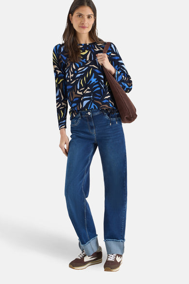 Multikleurig T-shirt met lange mouwen van CECIL, met abstract patroon en gedragen met een blauwe jeans.